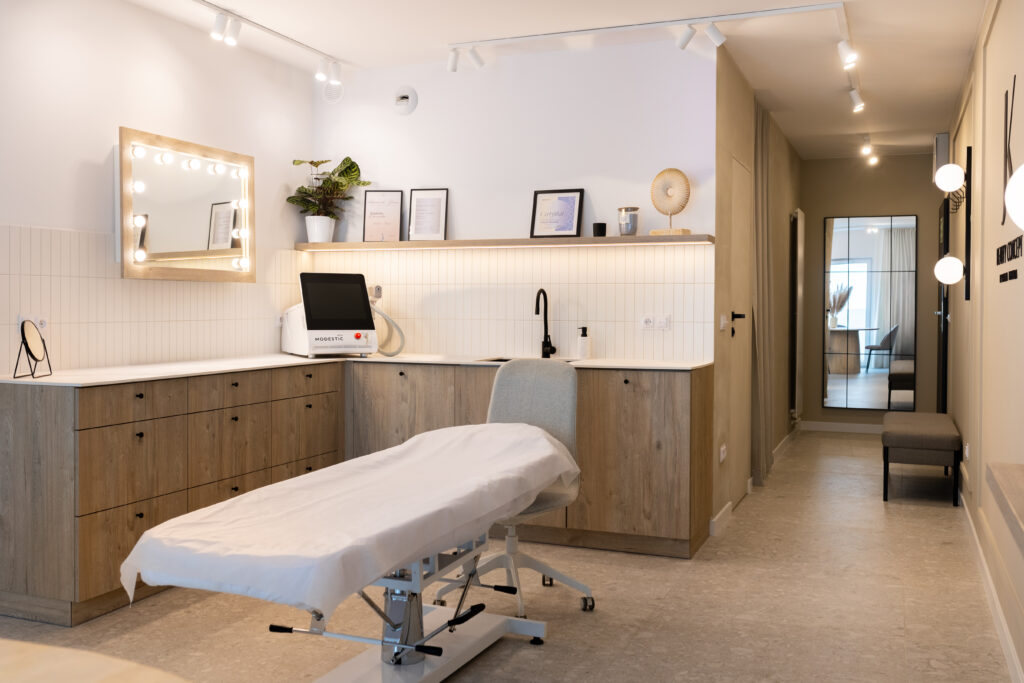 Joanna Komenda JK Beauty Concept Kraków salon kosmetyczny laserowe usuwanie tatuażu usuwanie makijażu permanentnego brwi ust kreski remover makijaż permanentny brwi ust fizjoterapia kosmetologia estetyczna kosmetlog linergistka fizjoterapia fizjoterapeutka masaż stymulatory tkankowe RF mezoterapia powiększanie ust karboksyterapia