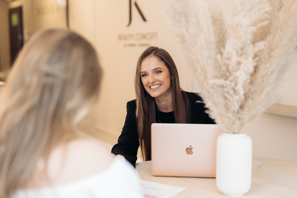 kosmetologia estetyczna w salonie Joanna Komenda Beauty Concept Kraków modelowanie ust, stymulatory tkankowe, Radiofrekwencja mikroigłowa INFINITÉ RF, karboksyterapia, mezoterapia igłowa Aleksandra Wojtoń Kędra