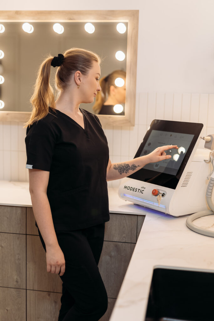 Joanna Komenda Bezpieczne laserowe usuwanie makijażu permanentnego brwi, powiek oraz ust Laserowe usuwanie PMU